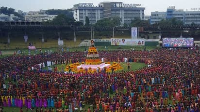 మహా బతుకమ్మ కార్యక్రమంలో పాల్గొన్న ఎంపి కవిత (వీడియో)