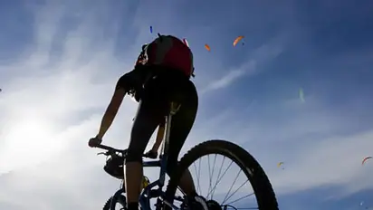 ஹெல்மெட் இல்லாம ஏன் வந்த..? சைக்கிளில் சென்ற பள்ளி மாணவனிடம் கறார் காட்டிய காவலர்!!