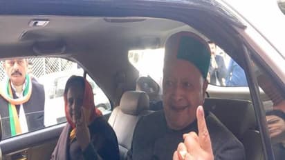 இமாச்சலப்பிரதேச சட்டசபைத் தேர்தலில் 74 % வாக்குப்பதிவு - நாட்டின் முதல், மூத்த வாக்காளர் வாக்களித்தார்