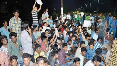 திருச்சியில் 500-க்கும் மேற்பட்ட மாணவர்கள் திடீரென இரவில் போராட்டம்; போலீஸ் தடியடி நடத்தியதால் பரபரப்பு...