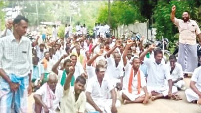 பயிர்க்காப்பீட்டுத் தொகையை கேட்டு விவசாயிகள் கூட்டுறவு வங்கிக்கு பூட்டுபோட்டு சாலை மறியல்...