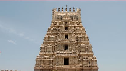 దేవుడి నామస్మరణ చేసినందుకు అయ్యప్ప భక్తులపై సెక్యూరిటీ దాడి..