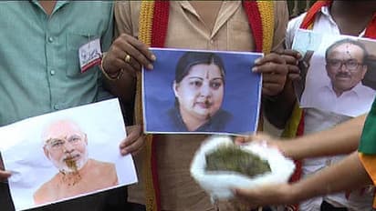 ಪ್ರಧಾನಿ ಮೋದಿ, ಮುಖ್ಯಮಂತ್ರಿಗಳ ಭಾವಚಿತ್ರಗಳಿಗೆ ಸೆಗಣಿ ನೈವೇದ್ಯ