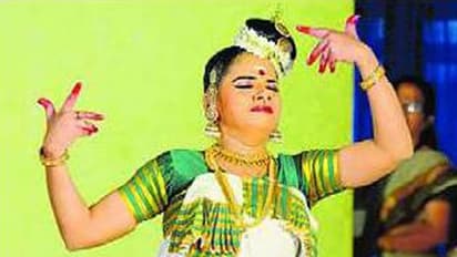 സംഗീതം നിലച്ചിട്ടും പതറാതെ സ്നേഹ, ഒപ്പം കൈയ്യടിയുമായി സദസും