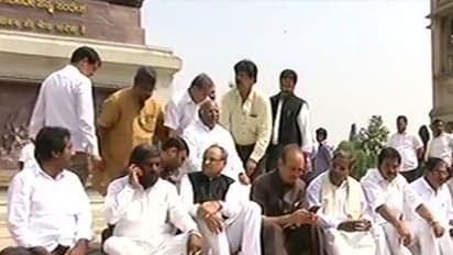 കര്ണാടക വിധാന് സഭയ്ക്ക് മുന്നില് പ്രതിഷേധ സമരവുമായി കോണ്ഗ്രസ് എംഎല്എമാര്