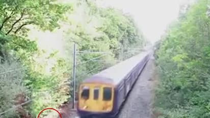 ರೈಲ್ವೆ ಟ್ರಾಕ್ ಮೇಲೆ ಕುಡುಕನಾಟ, ಜಸ್ಟ್ ಮಿಸ್...!