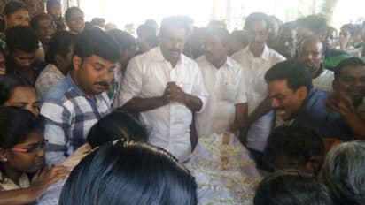 മഹാരാഷ്ട്രയിലെ പുറം കടലില് മരിച്ച രാജുമോന്റെ മൃതദേഹം നാട്ടിലെത്തിച്ചു; കണ്ണീരോടെ വിട നല്കി ഗ്രാമം