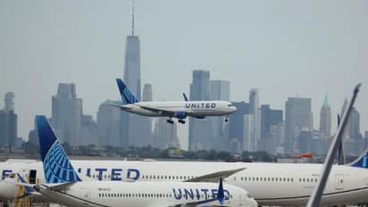 United Airlines Stock In Spotlight After Firm Accelerates Timeline To Bring Starlink Services Onboard: Retail’s Unswayed