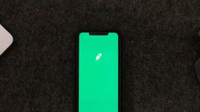 Robinhood Hits 3-Year High After Analyst Upgrades Stock On Hopes Of Trump-Led Crypto Overhaul: Retail Holds Back