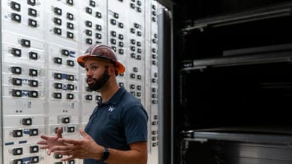 Riot Stock Plummets On $500M Bitcoin Funding Plan: Retail Eyes Rebound