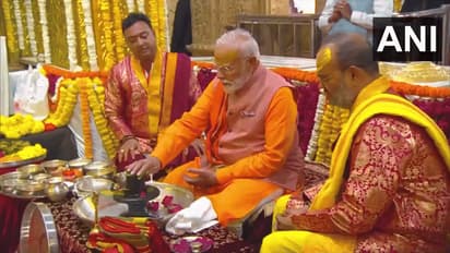 PM Modi offers prayers at Somnath Jyotirlinga Mandir (Photo/ANI)