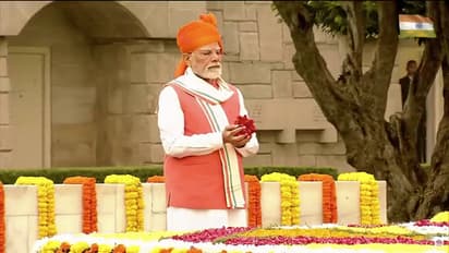 Prime Minister Narendra Modi reaches Rajghat. (Photo/Youtube:NarendraModi)