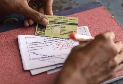 NEW SMART CARD : புதிய ரேஷன் கார்டு எப்போது கிடைக்கும்.? ஸ்மார்ட் கார்டு அச்சிடும் பணி தொடங்கியதா.? | When Will The New Ration Card Be Issued In Tamil Nadu Kak | Asianet News Tamil
