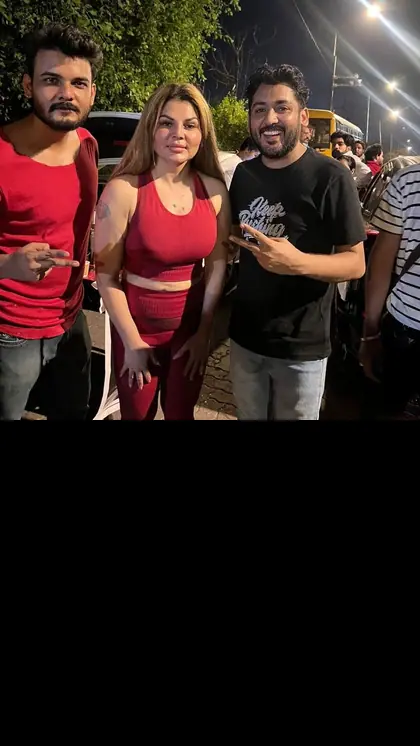 मुंबई के लोखंडवाला बैकरोड पर ऑडी चायवाला के स्टाल पर सेलेब्स जाते हैं।