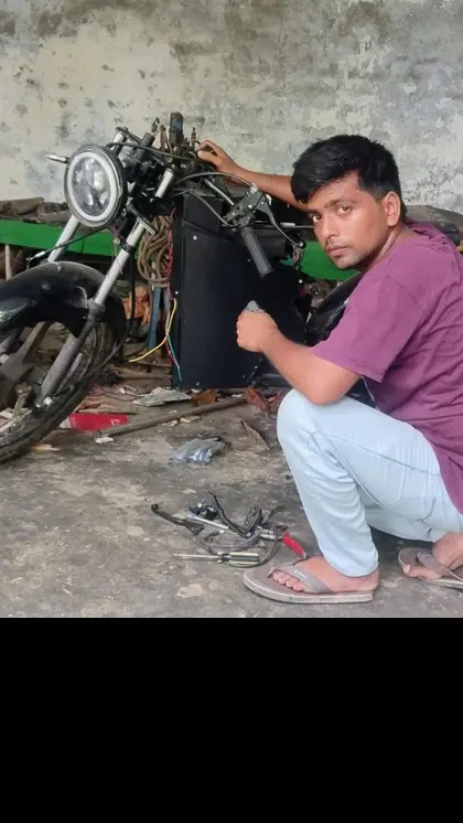 बाइक को पावर देने के लिए लैपटॉप की खराब बैटरियों का इस्तेमाल हुआ है।