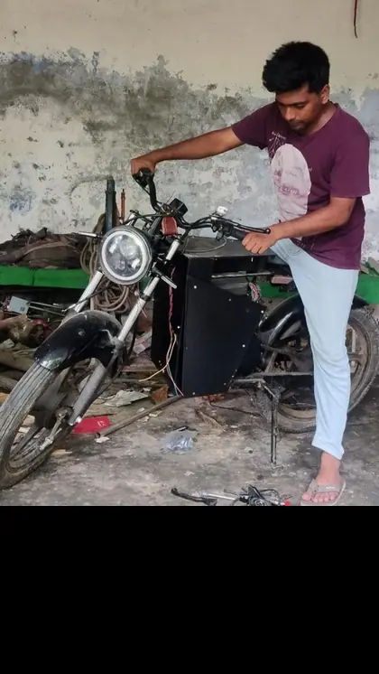 इस बाइक में इंजन की जगह मोटर है और पेट्रोल की जगह बैटरी लगी है।