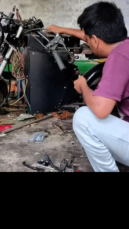 बाइक की चेसिस वेल्डिंग करके बनाई गई है और बाइक का हैंडल साइकिल का है।