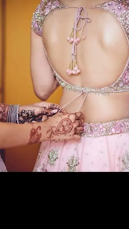 मचल उठेगा पति का दिल, जब पहनेंगी 10 डिज़ाइनर Backless Blouse