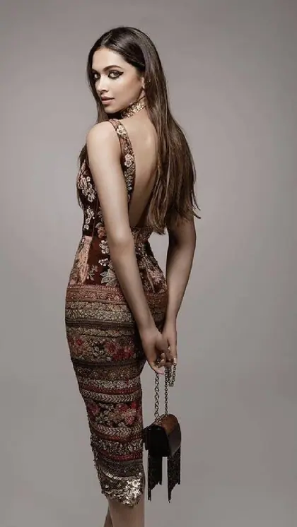 दीपिका पादुकोण की बैकलेस Bodycon dresse