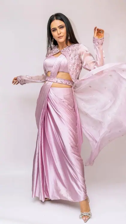 धड़क उठेगा मुंडों का दिल, पहनकर तो देखें Madhurima Tuli जैसी सूट-साड़ी