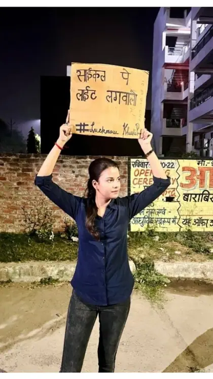 'साइकिल पर लाइट लगवा लो' हाथों में बैनर लिए ये लड़की कौन है ?
