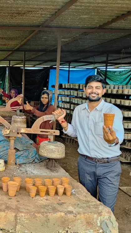 ये लड़का मिट्टी के कुल्हड़ बनाकर कमा रहा लाखो रुपये