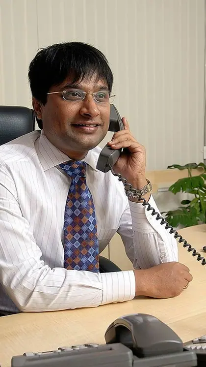 आ​र्थिक हालात खस्ता, पढ़ाई छोड़कर बनें सेल्समैन