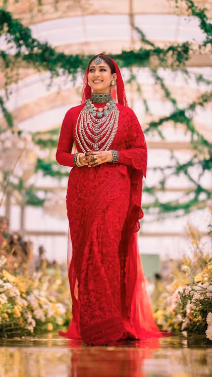 सुहागिनों का करवाचौथ पर लाल जोड़ा पहनना चाहिए,इसके बिना व्रत अधूरा है