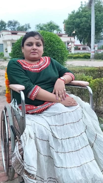 इस लड़की ने सैकड़ों को बनाया आत्मनिर्भर, खुद खड़ी नहीं हो सकती