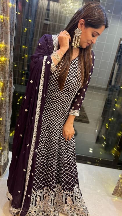 रॉयल ब्लू सूट