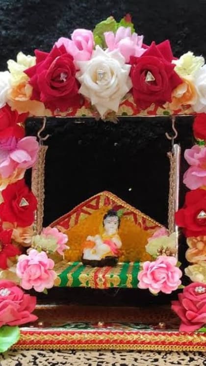 आर्टिफिशियल फूलों से बनाएं झूला