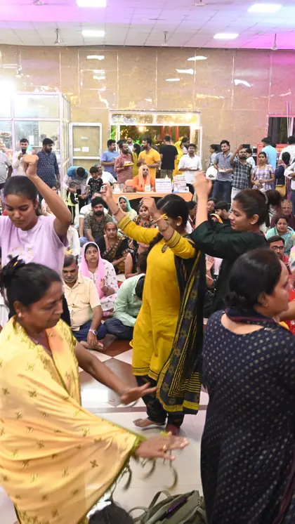 कान्हा के जन्म के उपरांत नाचते गाते श्रद्धालु