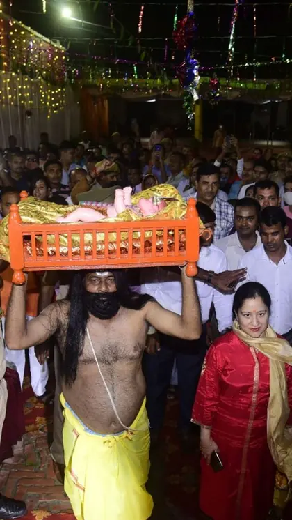 जन्म उपरांत कान्हा को लेकर पंडित जी मंदिर जा रहे हैं