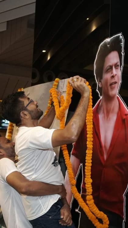 फर्स्ट डे फर्स्ट शो  देखने ढोल-नगाड़ों के साथ थिएटर्स में पहुंचे