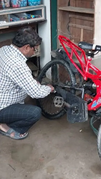अहद के पिता बनाते हैं पंचर