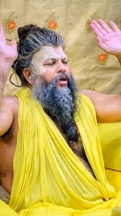 रात 1.30 बजे उठते हैं बाबा