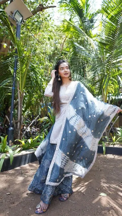 गणेश चतुर्थी पर जरुर ट्राय करें ये सूट