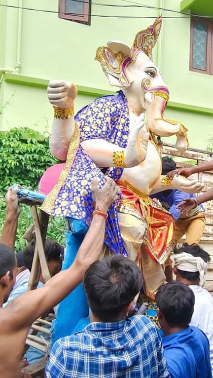 माना जाता है की गणेश जी का जन्म दोपहर में हुआ था