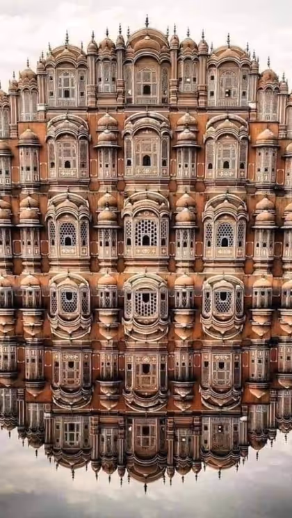 इस महल में कुल 953 खिड़कियां और झरोखे हैं