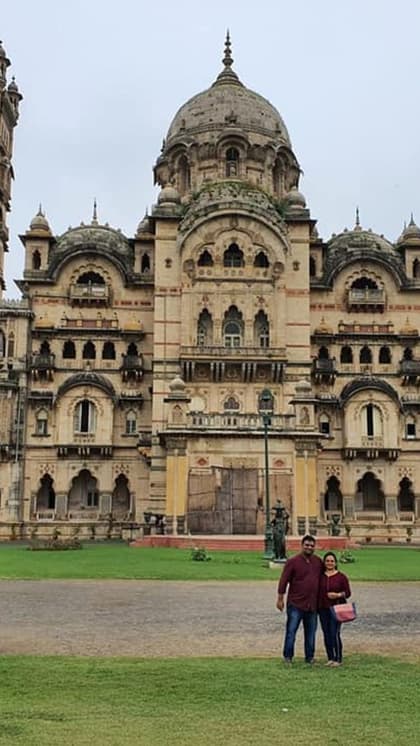 दुनिया के सबसे बड़े घरों में  बकिंघम पैलेस और एंटीलिया को गिना जाता है