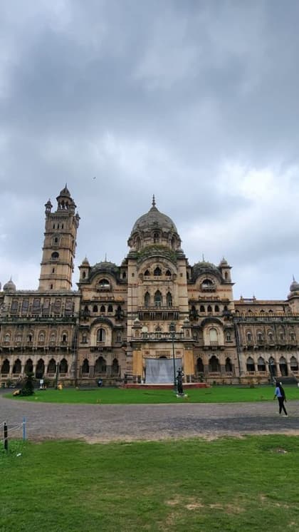 यह आलिशान महल इतना बड़ा है कि इसे आप देखते ही रह जाएंगे