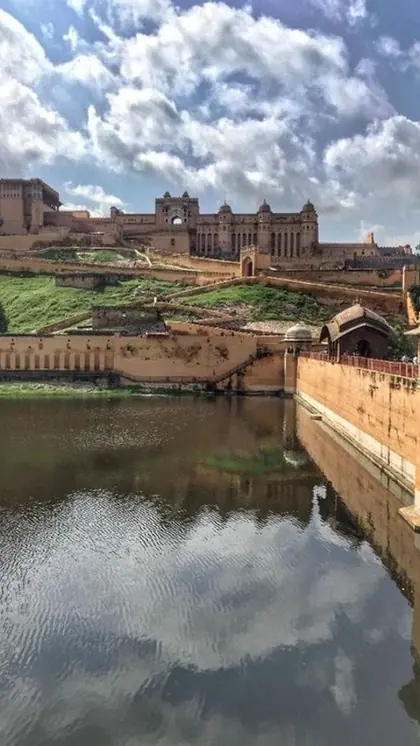 जयपुर से लगभग 11 किलोमीटर दूर अरावली की पहाड़ियों पर स्थित है।