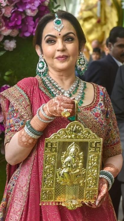 नीता अम्बानी को डेढ़ करोड़ के टी सेट में सर्व होती है चाय