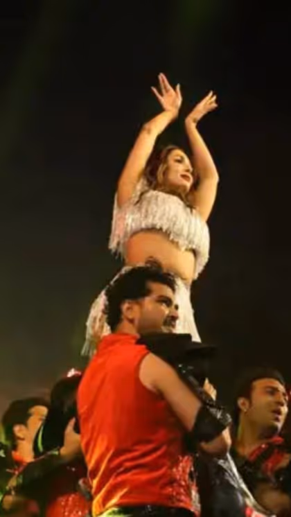 जयपुर में  गाला नाइट में  मलाइका अरोड़ा ने परफॉरमेंस से समा बांध दिया