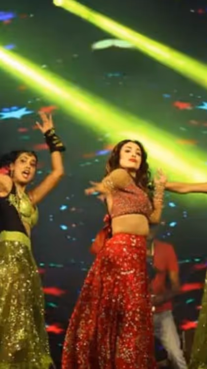मलाइका ने ट्रेंडिंग song परम सुंदरी जैसे गानों पर भी परफॉर्म किया