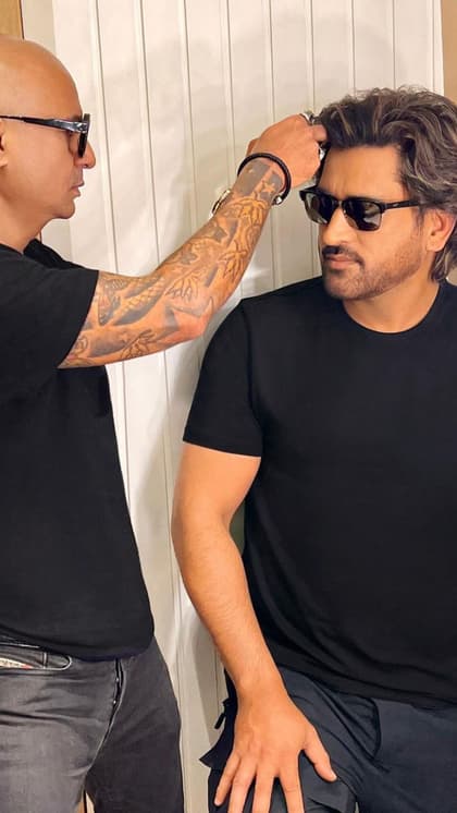 একটি বাণিজ্যিক ফটোশ্যুটের জন্য পুরনো হেয়ারস্টাইল ফিরিয়ে এনেছেন ধোনি