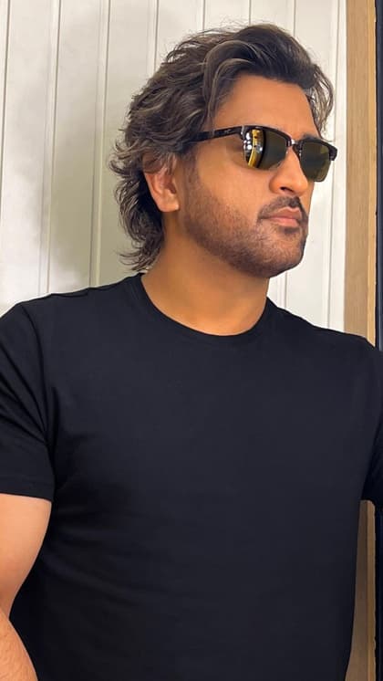 ধোনির নতুন হেয়ারস্টাইলে সাহায্য করেছেন হেয়ার স্টাইলিস্ট আলিম হাকিম