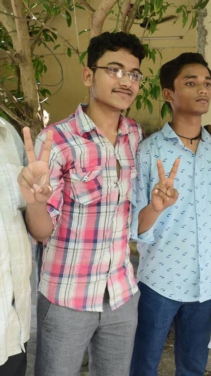 कन्या मध्य विद्यालय से शुरुआती पढ़ाई