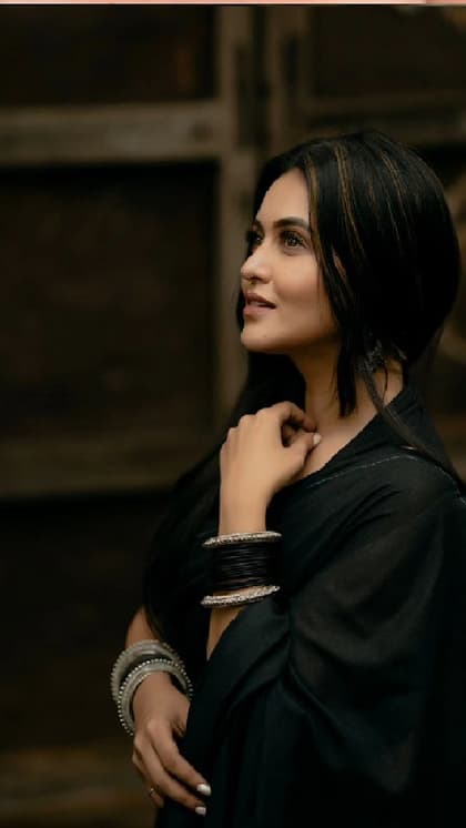 মনোক্রোম লুক