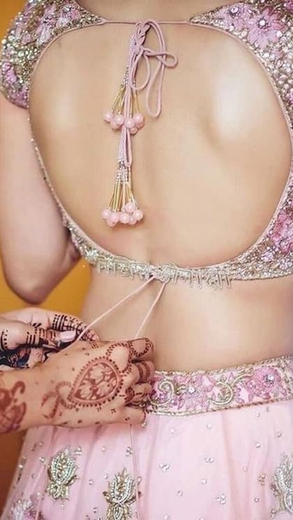 करवा चौथ पर पहनें बैकलेस ब्लाउज, छुप छुप  कर देखेंगे पतिदेव